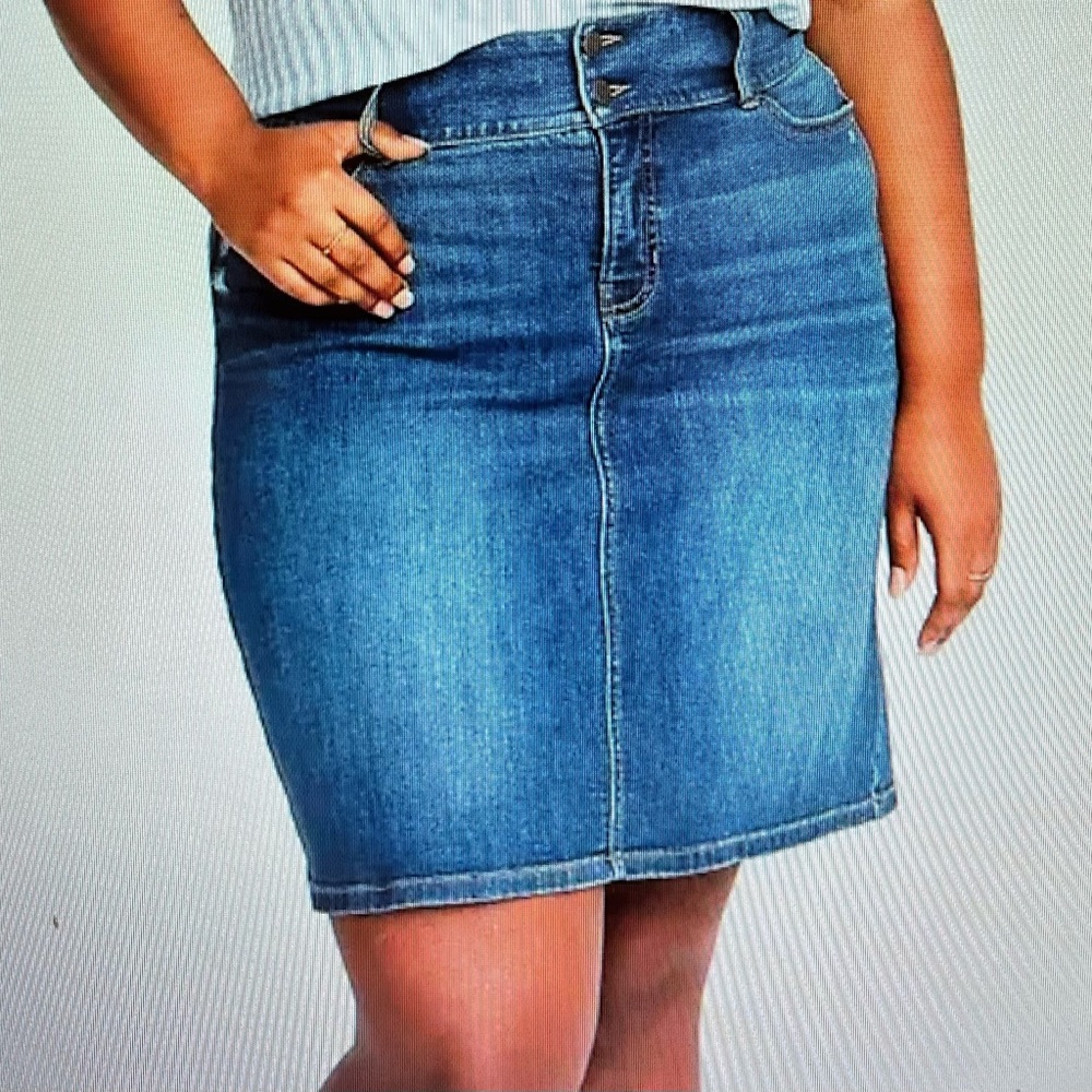 Old Navy. Mid-rise jean mini skirt. Size 14